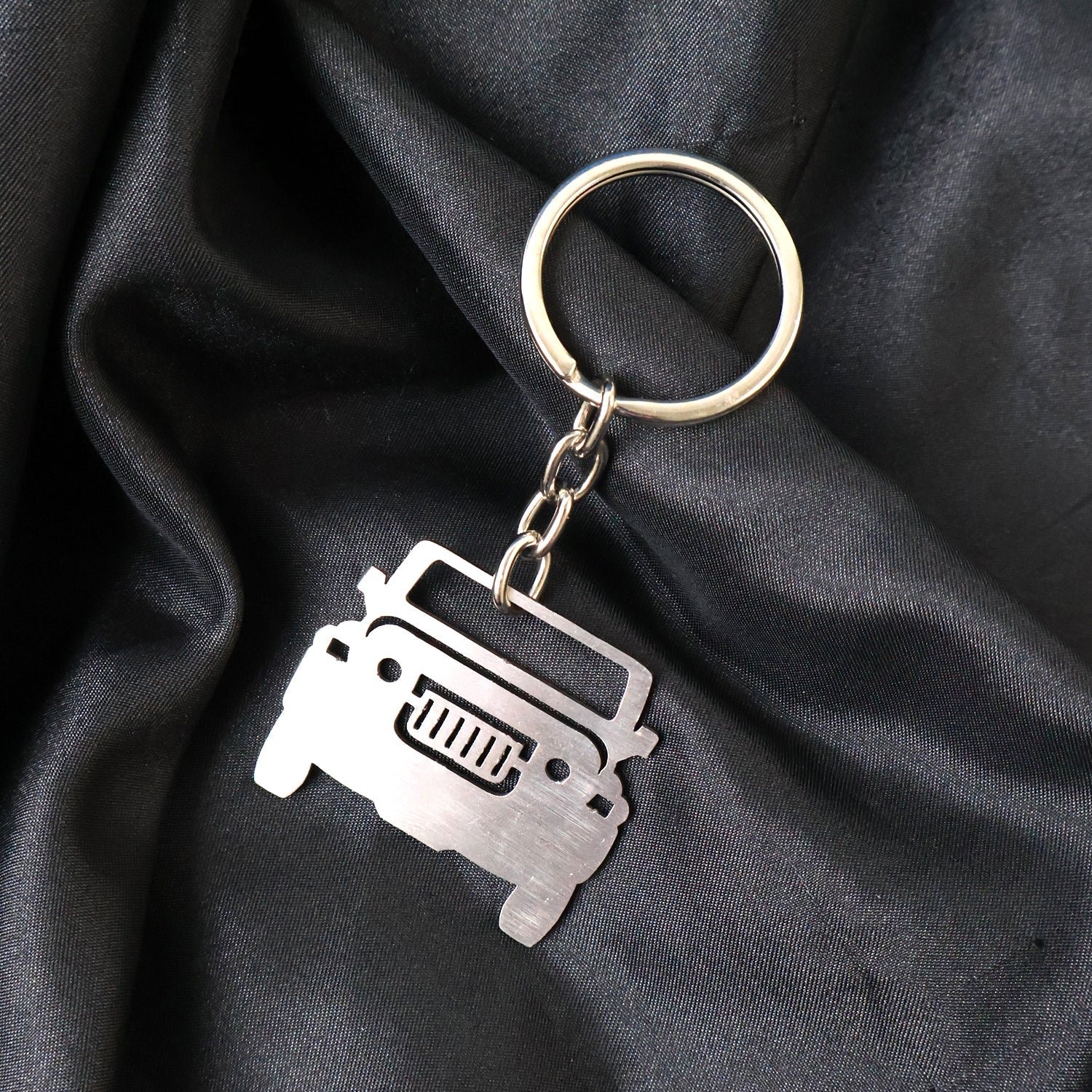 Metal Jeep Shape Keychain – Durable Stainless Steel Accessory