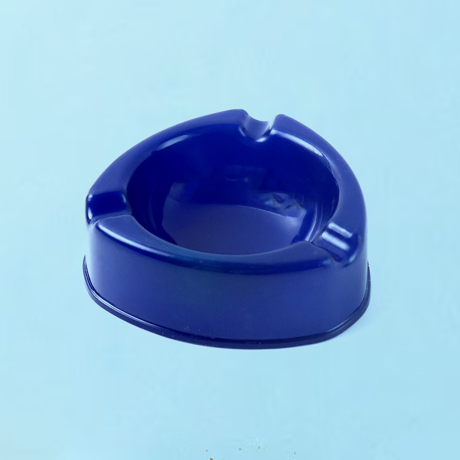 Dark Blue Plastic Ashtray – Durable Smokeless 3-Slot Design