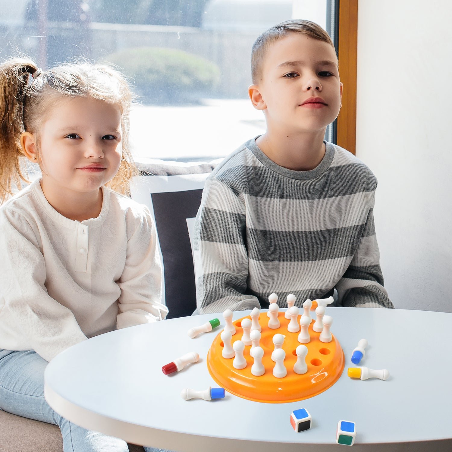 Memory Chess Game – Plastic Brain Teaser with 24 Colorful Pegs