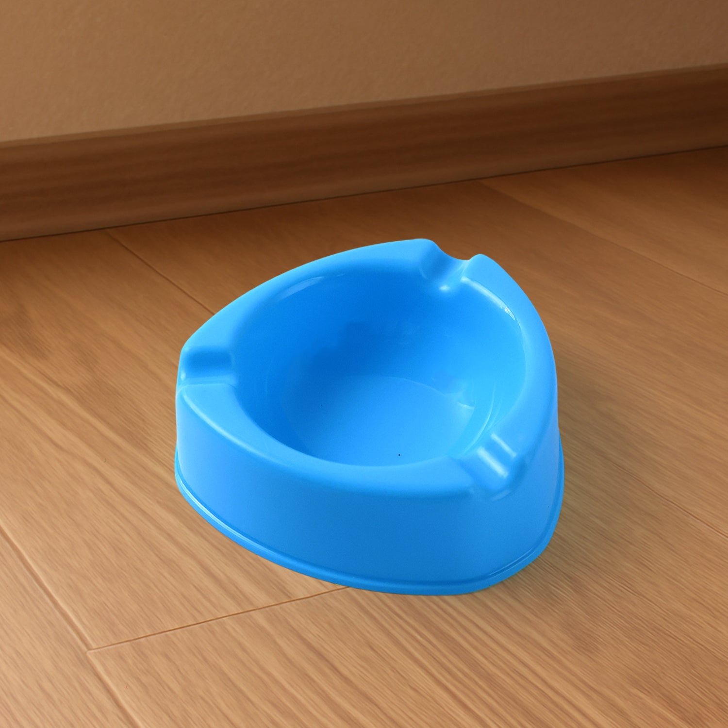 Plastic Ashtray – Durable Wide Bowl with 3 Cigarette Slots