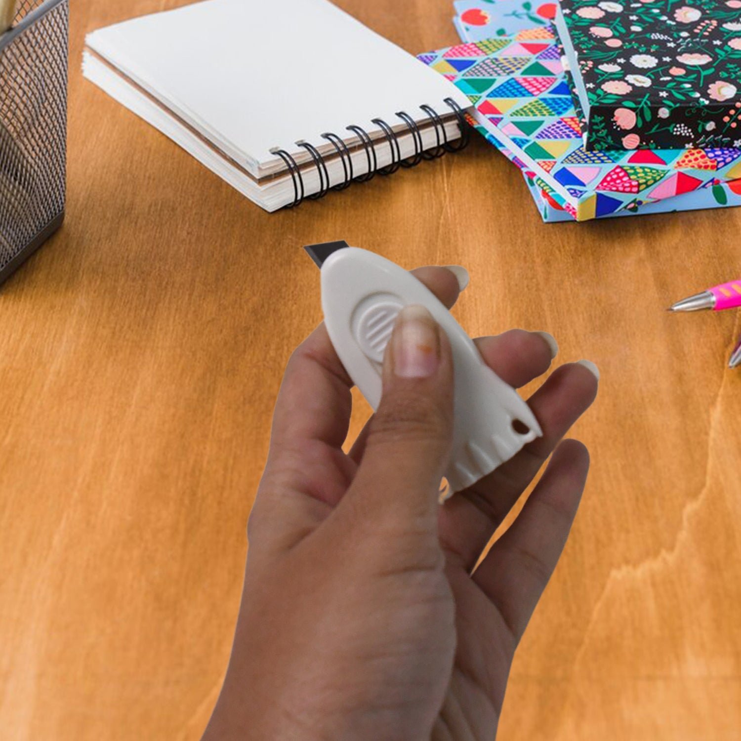 Mini Cloud Box Cutter – Compact Safe Retractable Utility Knife