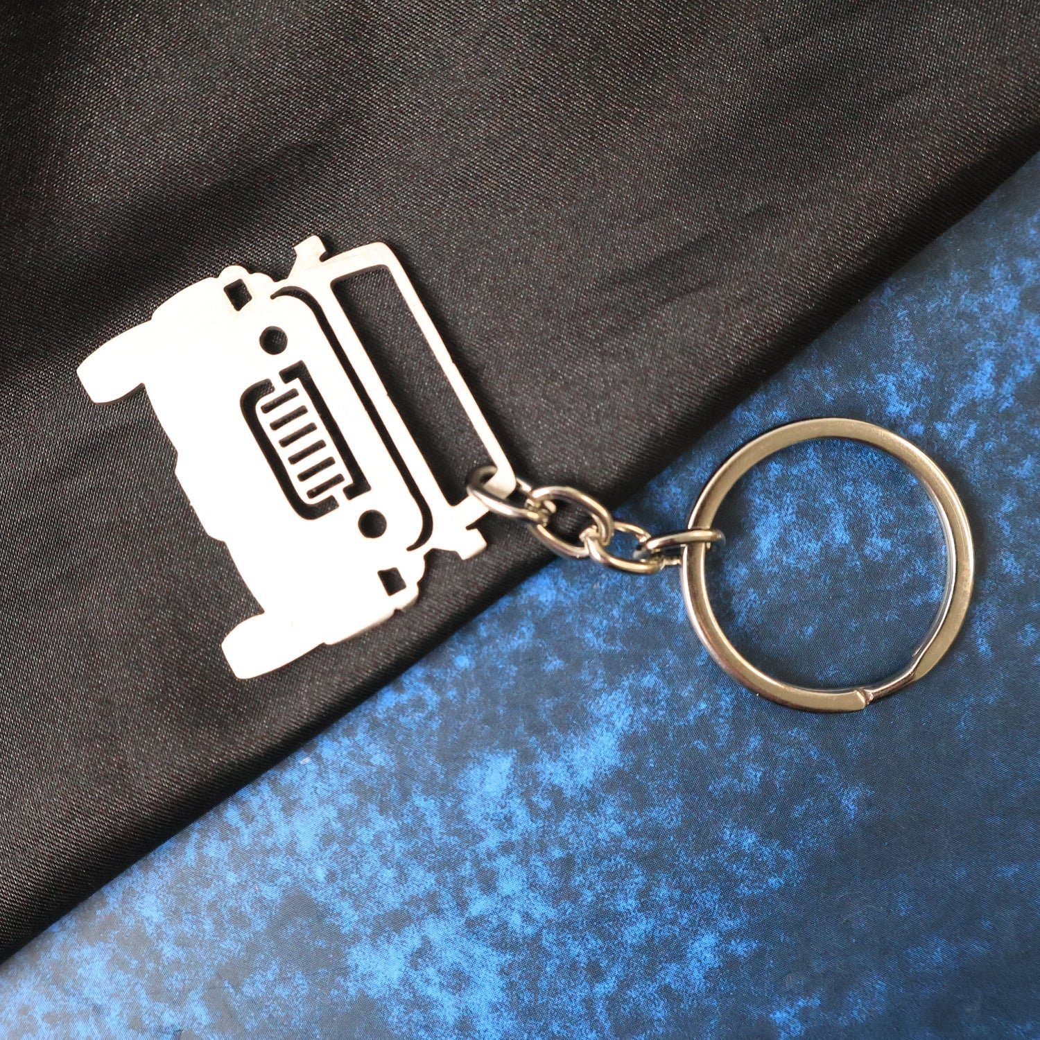Metal Jeep Shape Keychain – Durable Stainless Steel Accessory