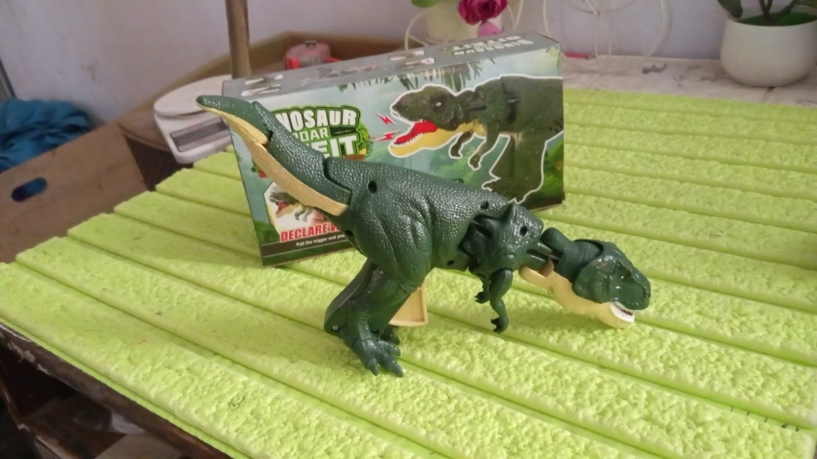 Dinosaur Roaring Toy – Interactive Sound & Light Model |