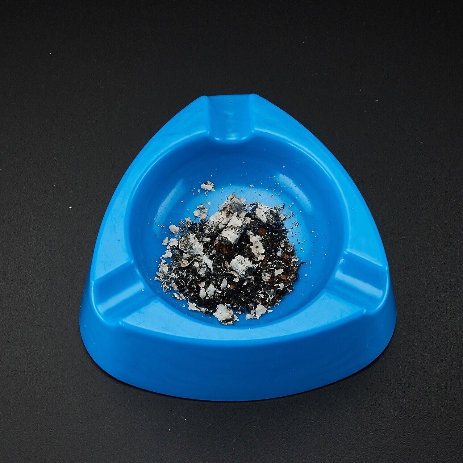 Plastic Ashtray – Durable Wide Bowl with 3 Cigarette Slots