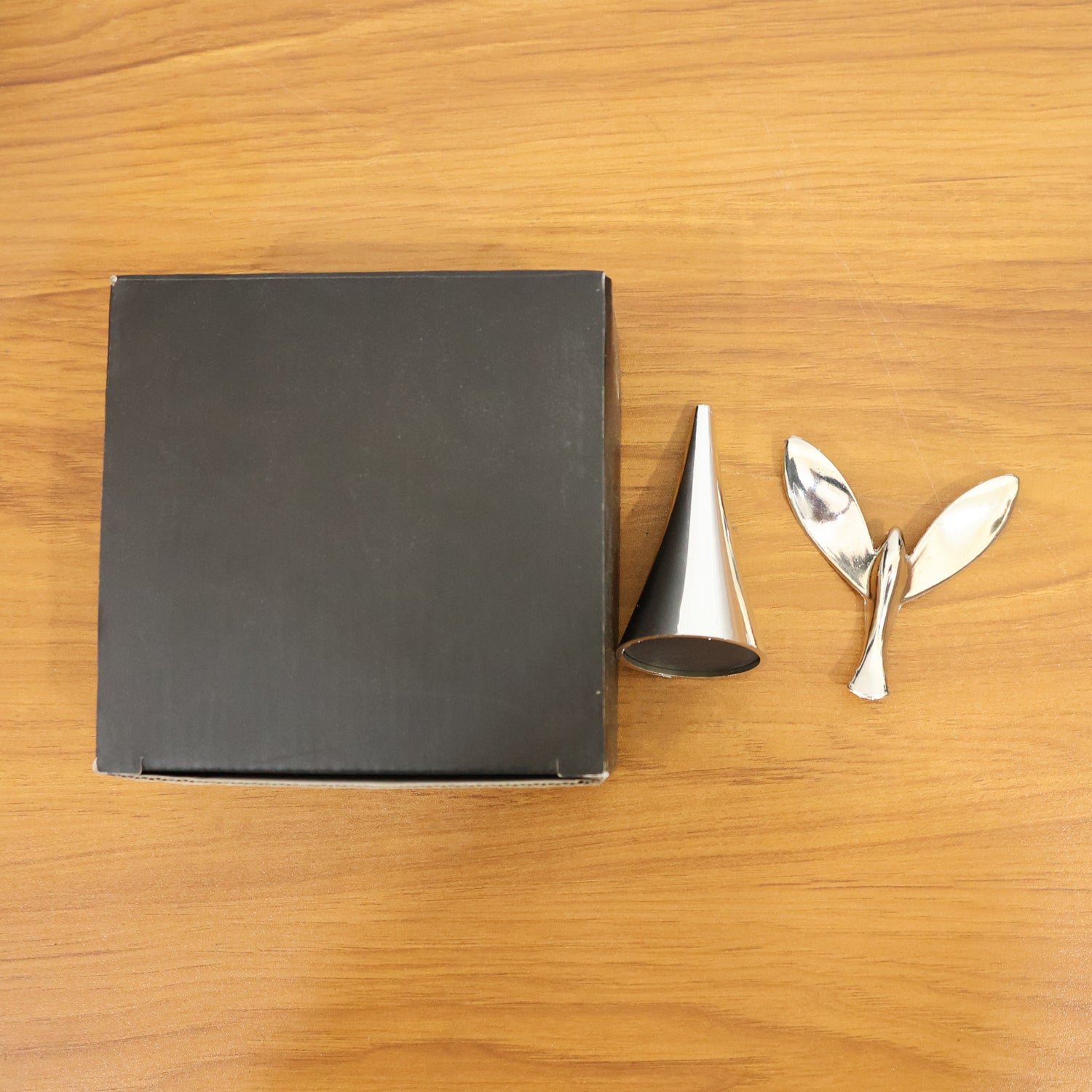 Rotating Bird Bottle Opener – Magnetic Cap Catcher for Easy Use