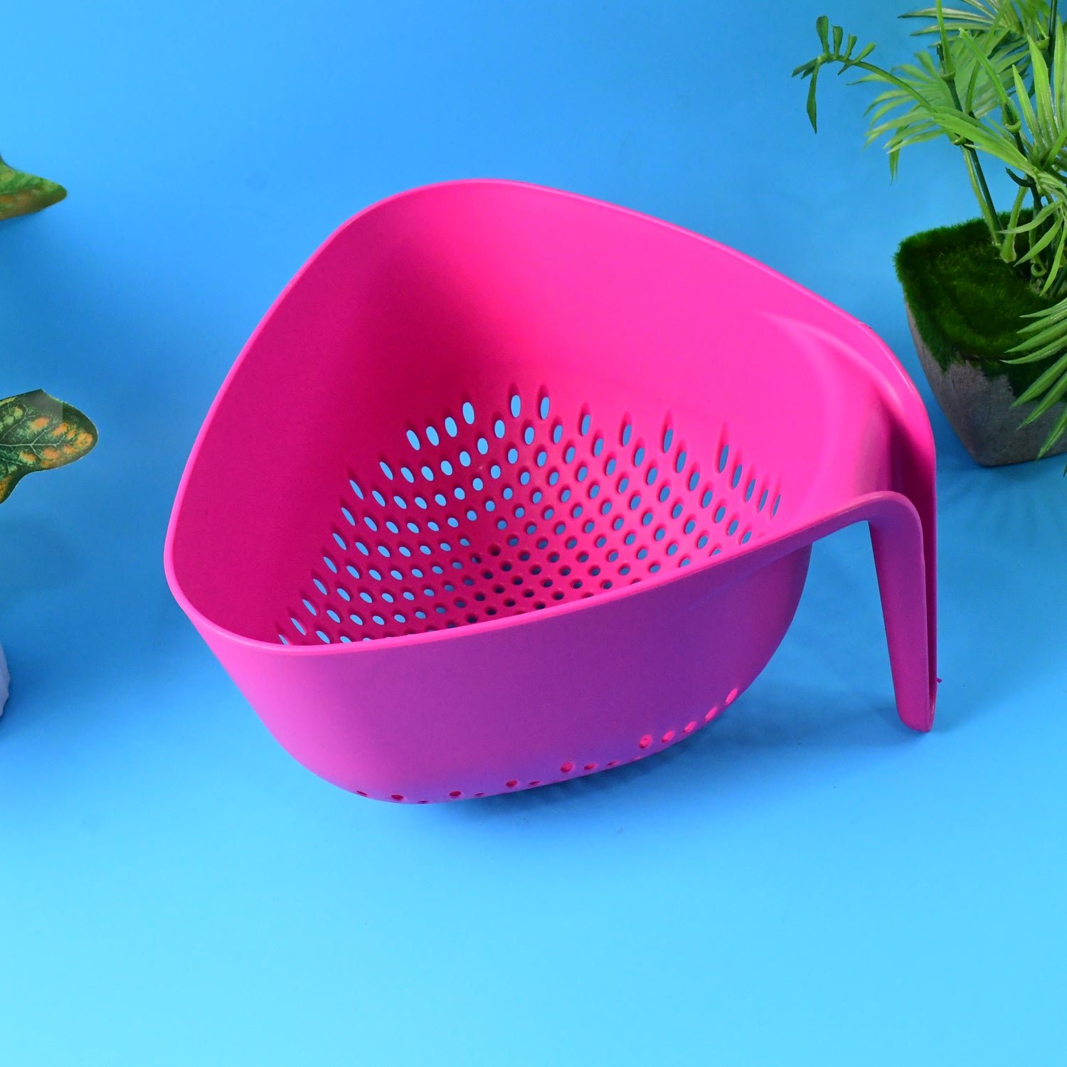 Triangular Kitchen Colander – Ergonomic Handle & Quick Drainage