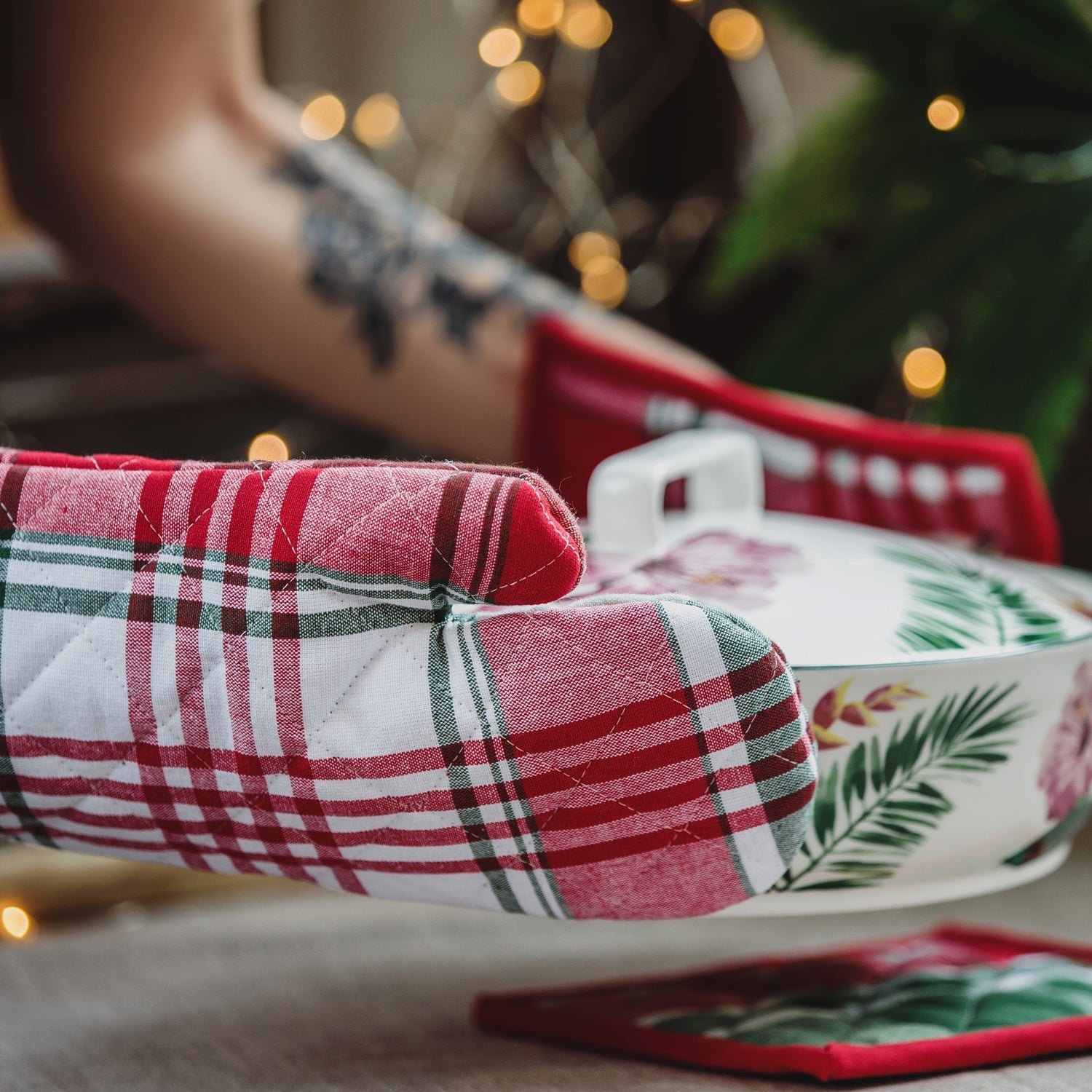 Cotton Oven Mitt – Heat Resistant & Stylish | Bake & Dwell