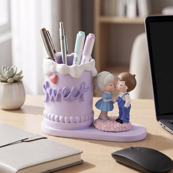 Cute Couple Pen Holder – Adorable Resin Desk Organizer & Showpiece