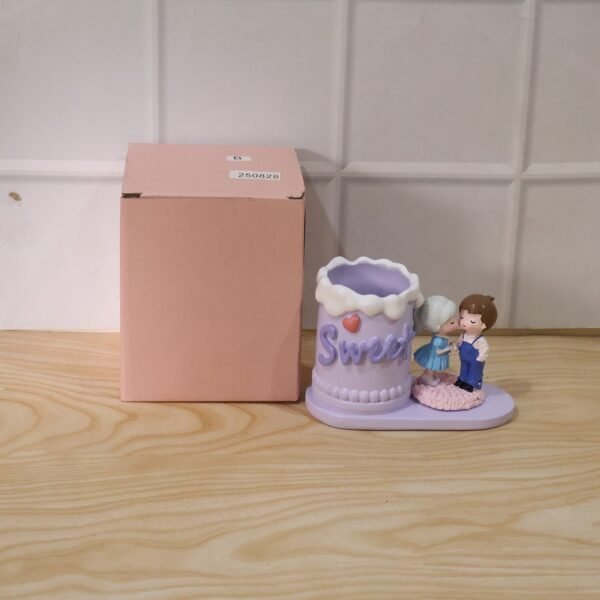 Cute Couple Pen Holder – Adorable Resin Desk Organizer & Showpiece