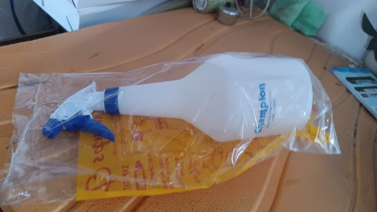 Plastic Trigger Spray Bottle 1L – Adjustable Mist & Stream Spray