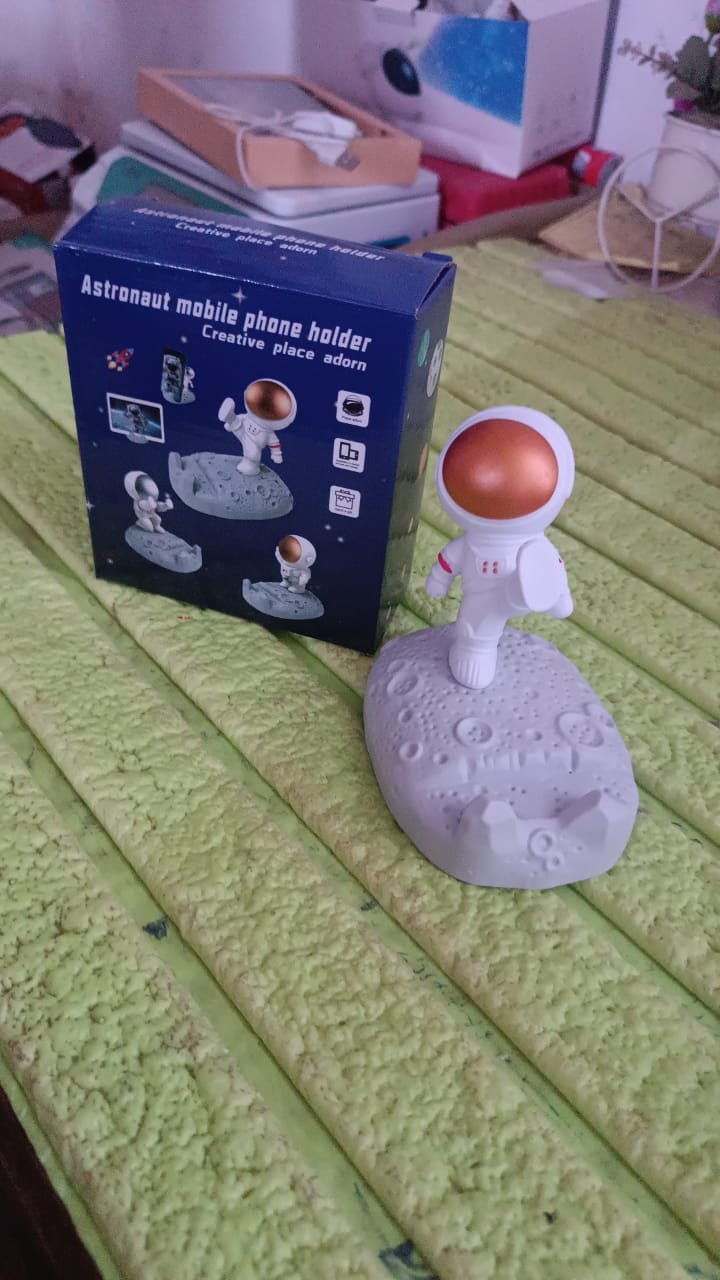 Astronaut Phone Holder – 3D Spaceman Design, Resin | PHOBIA