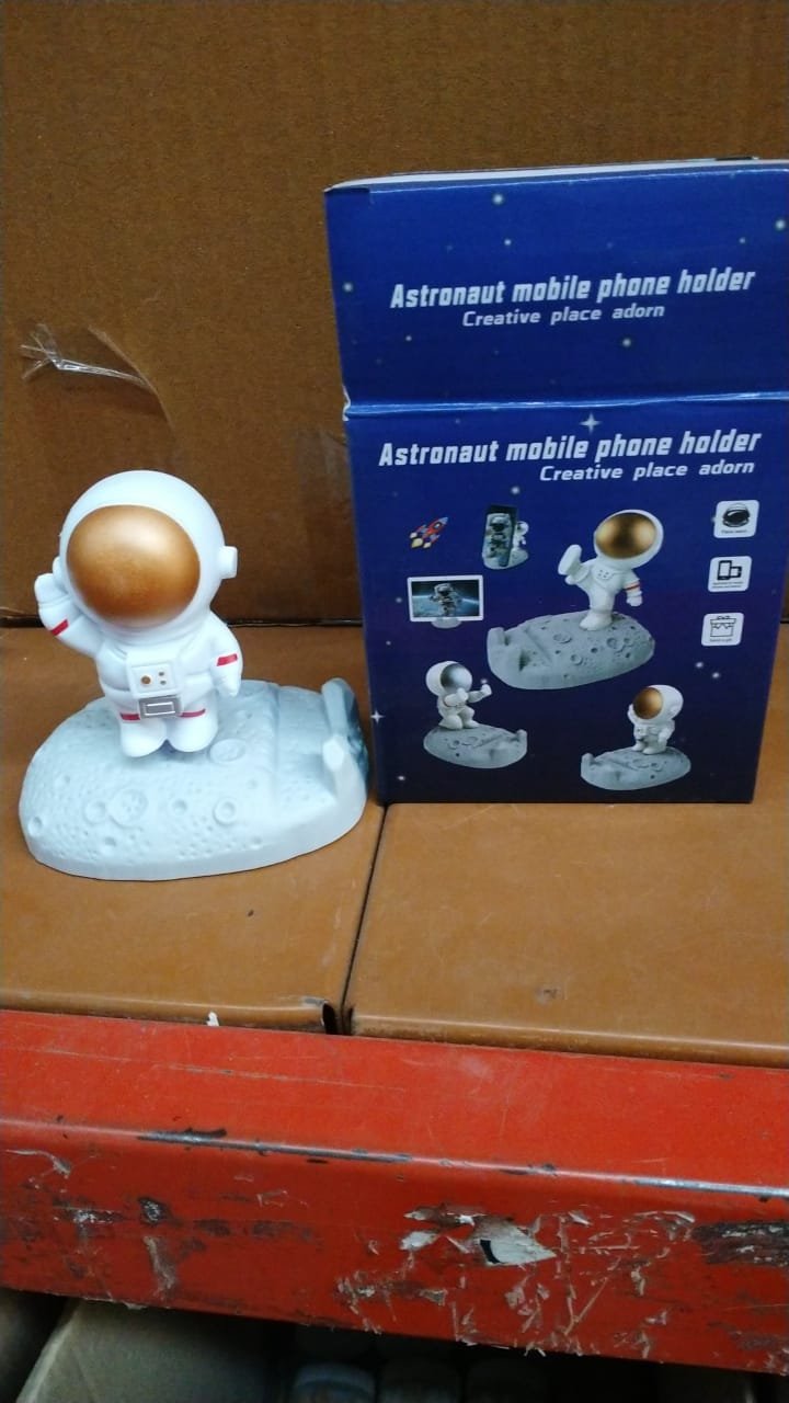 Astronaut Phone Holder – 3D Spaceman Design, Resin | PHOBIA