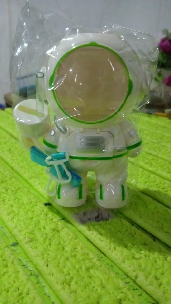 63f2f710-ee2c-4779-a2a8-68c6796c1c96 Kids Astronaut Water Bottle – Fun Sipper with Straw & Strap | MixologyPro