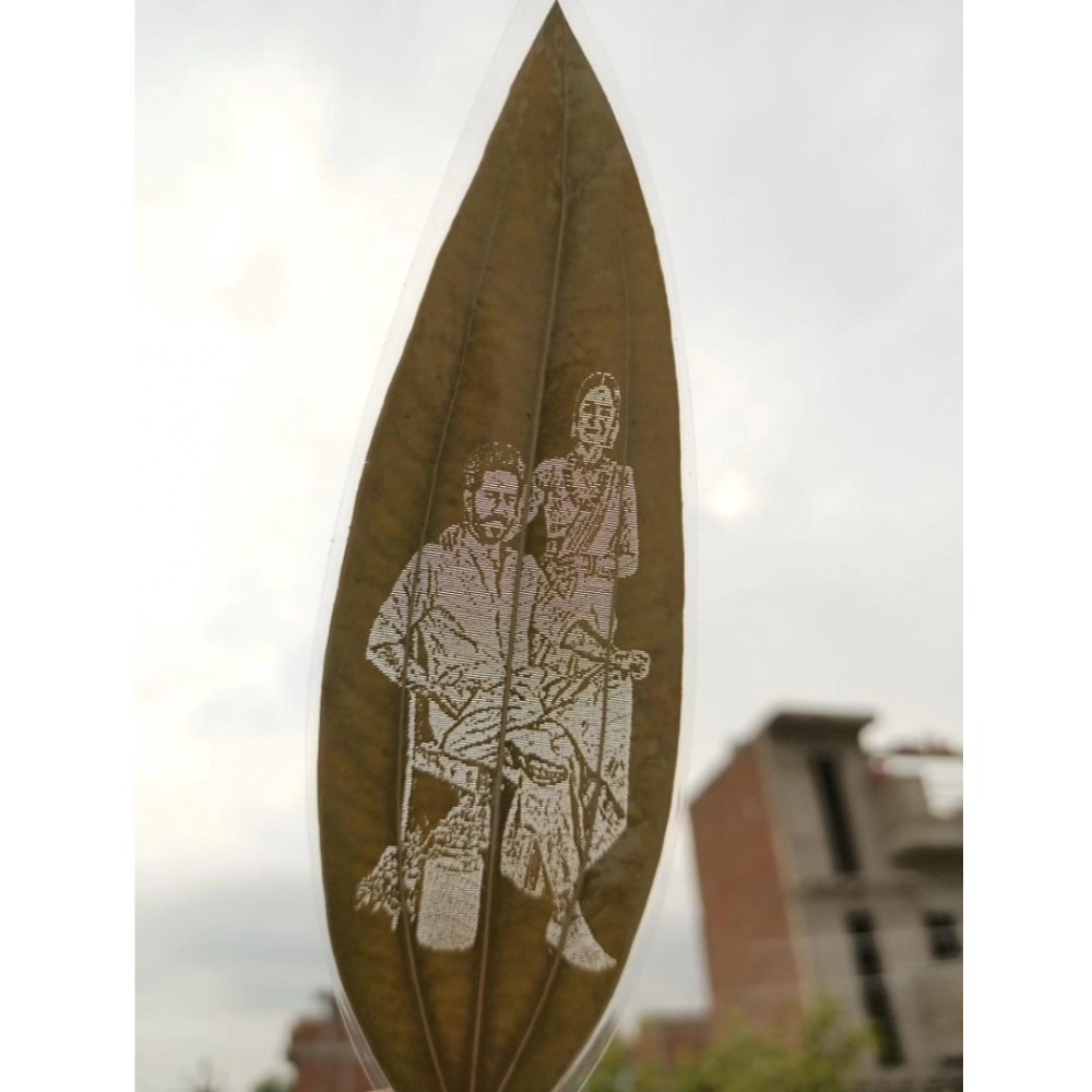 Custom Engraved Leaf Art – Personalized Portrait on Natural Leaf