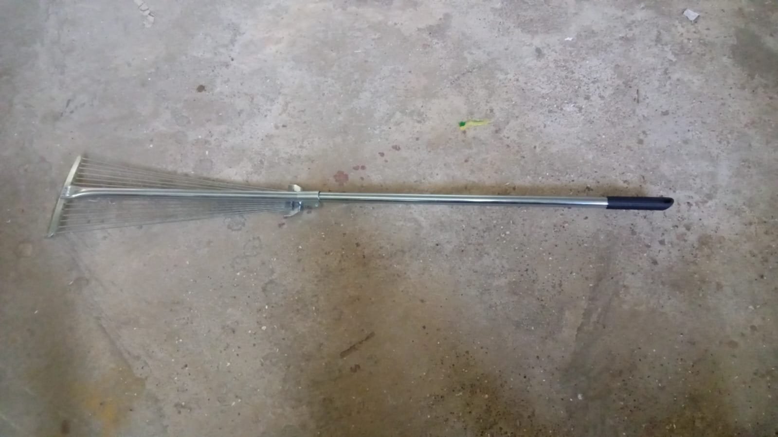 Adjustable Garden Rake – Telescopic Steel for Lawn Cleanup | Indo Glow