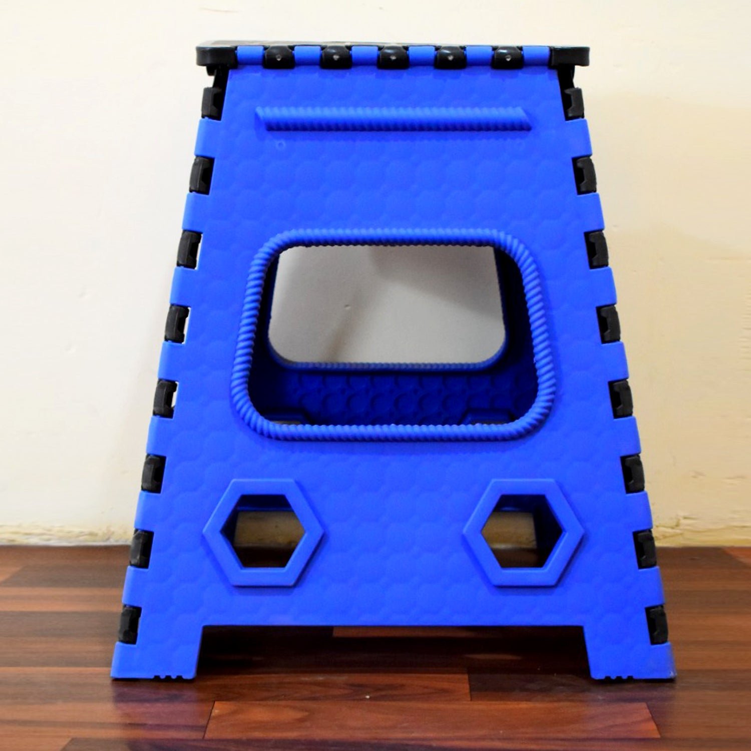 Plastic Step Stool – 18-Inch Foldable, Portable & Strong | Tidy Table