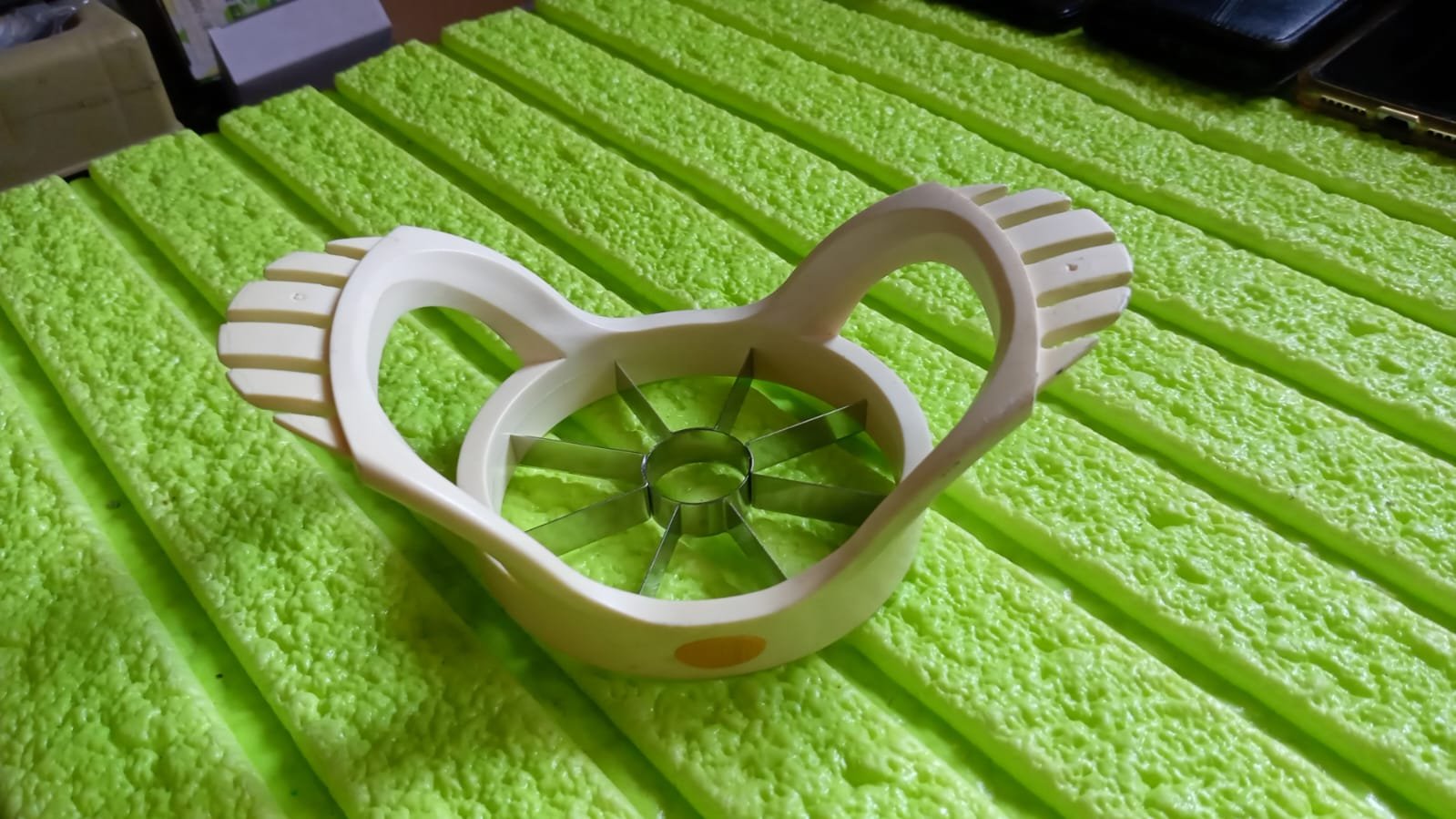 Apple Slicer – Stainless Steel Fruit Divider & Core Remover | Indo Glow