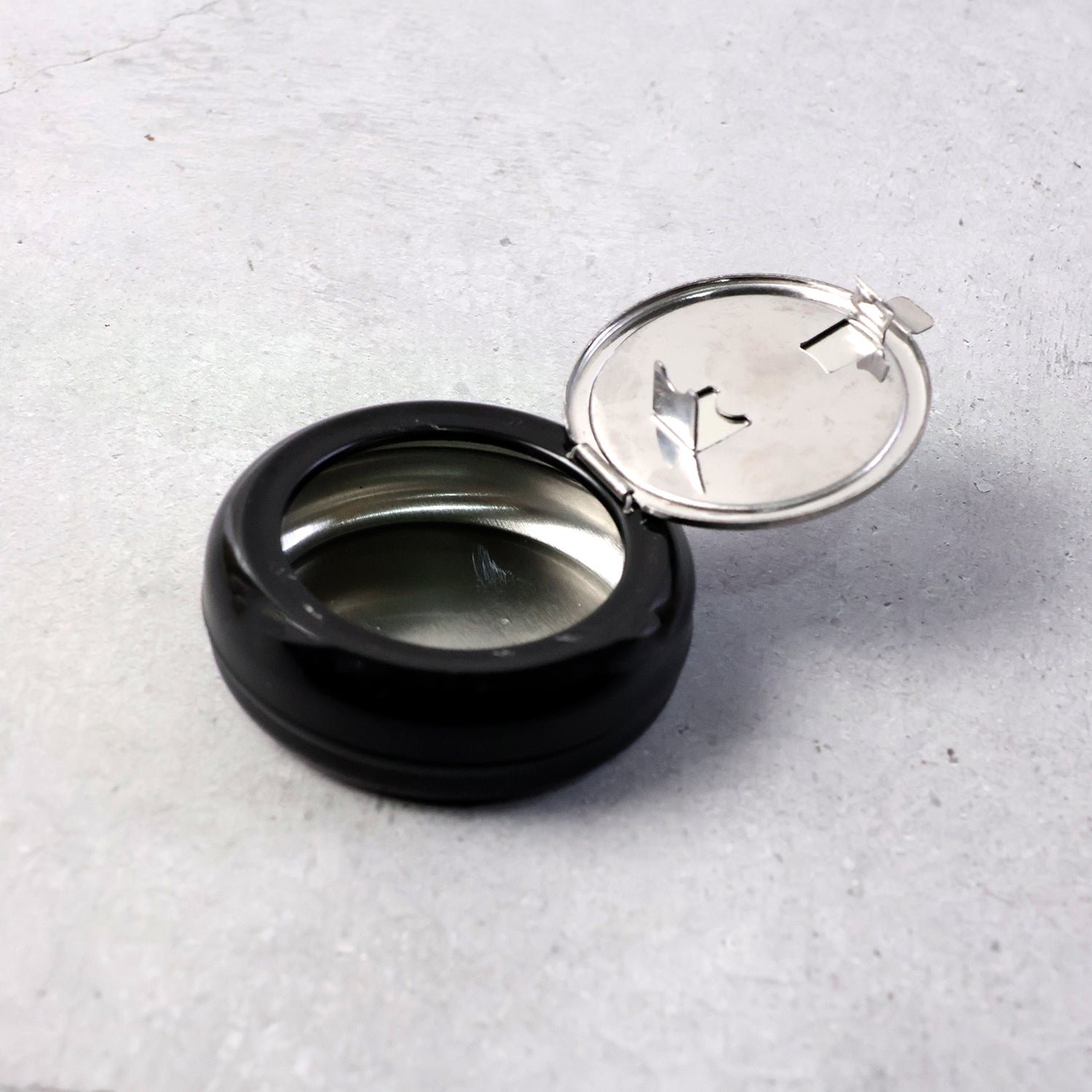 Round Smokeless Ashtray with Lid – Windproof & Easy Clean