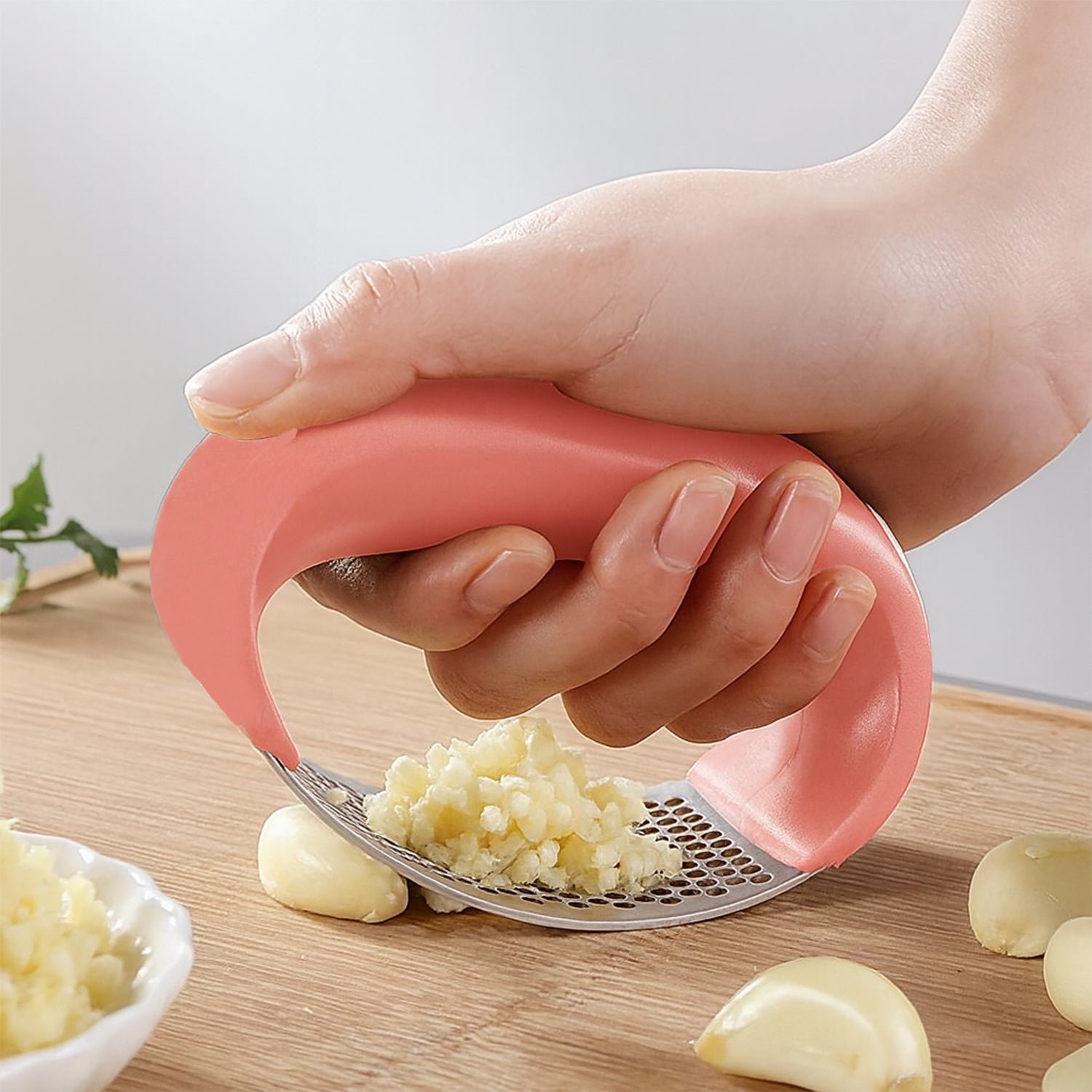 Garlic Press – Ergonomic Curve for Easy Crushing