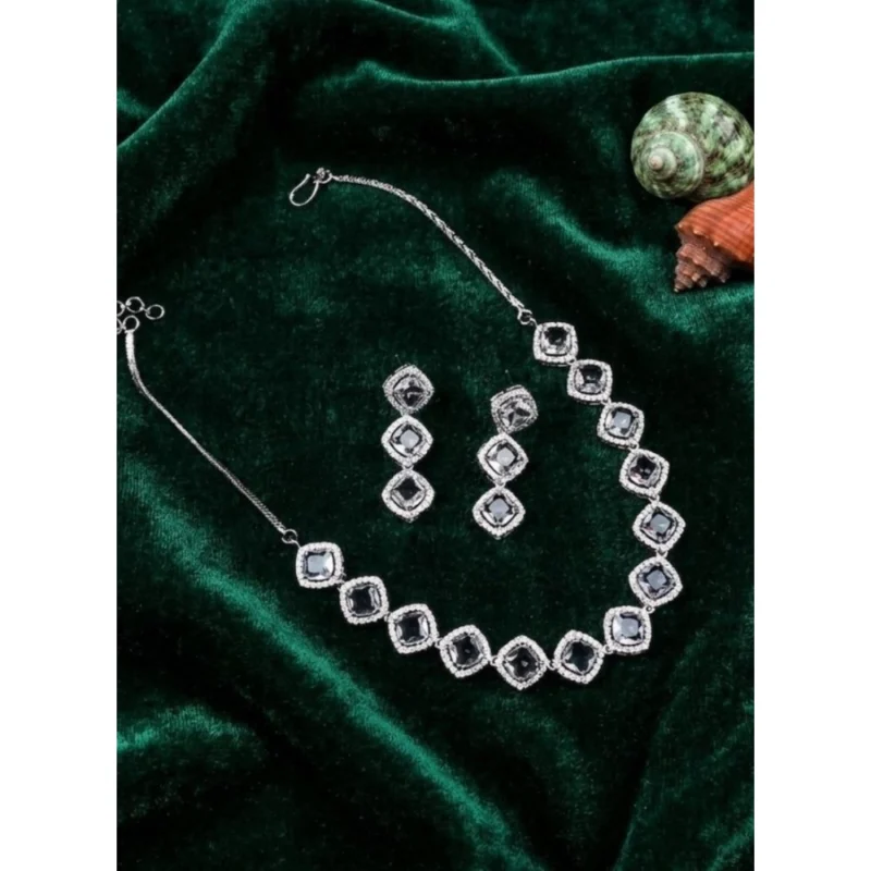 Generic Women's Brass Silver Plated Necklace set (White)