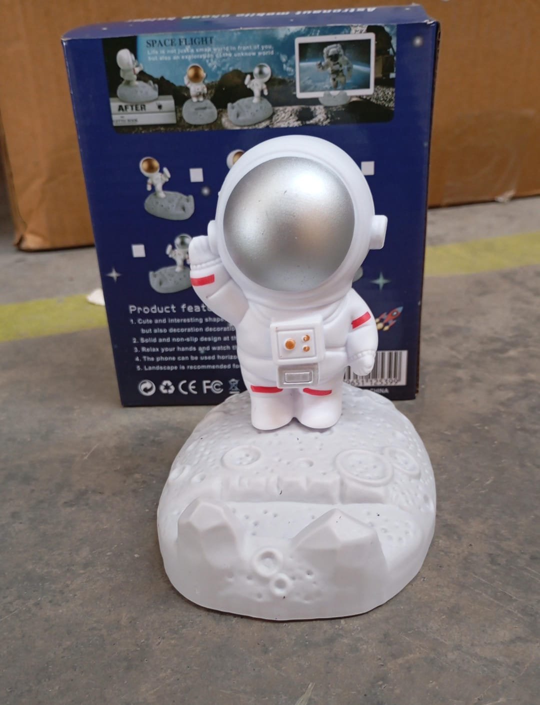 Astronaut Phone Holder – 3D Spaceman Design, Resin | PHOBIA